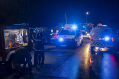 Pkw kommt von der Straße ab und landet im Spitzer Bach