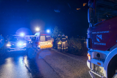 Pkw kommt von der Straße ab und landet im Spitzer Bach