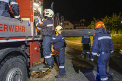 Pkw kommt von der Straße ab und landet im Spitzer Bach