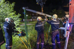 Pkw kommt von der Straße ab und landet im Spitzer Bach
