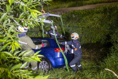 Pkw kommt von der Straße ab und landet im Spitzer Bach