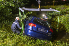 Pkw kommt von der Straße ab und landet im Spitzer Bach