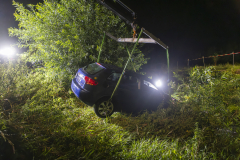 Pkw kommt von der Straße ab und landet im Spitzer Bach