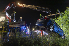 Pkw kommt von der Straße ab und landet im Spitzer Bach