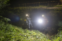 Pkw kommt von der Straße ab und landet im Spitzer Bach
