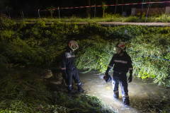 Pkw kommt von der Straße ab und landet im Spitzer Bach