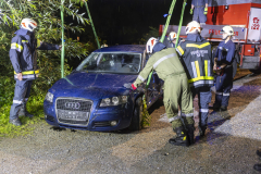 Pkw kommt von der Straße ab und landet im Spitzer Bach