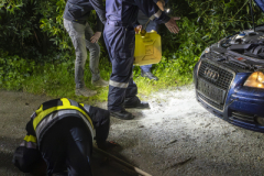 Pkw kommt von der Straße ab und landet im Spitzer Bach