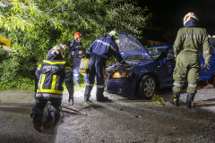 Pkw kommt von der Straße ab und landet im Spitzer Bach