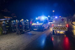 Pkw kommt von der Straße ab und landet im Spitzer Bach