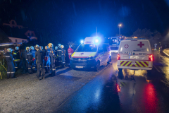 Pkw kommt von der Straße ab und landet im Spitzer Bach