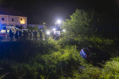 Pkw kommt von der Straße ab und landet im Spitzer Bach